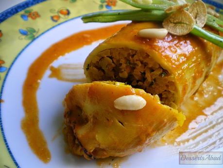 Calamares rellenos de arroz, pasas y nueces con salteado de judías