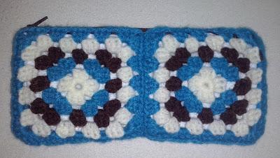 CON UNOS RESTITOS DE LANA...