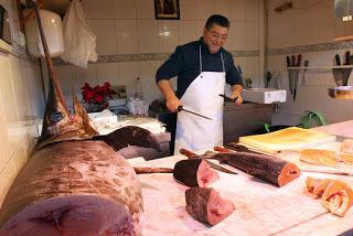 VENTRESCA DE ATUN ROJO A LA PLANCHA CON AJOS, LIMON Y PEREJIL