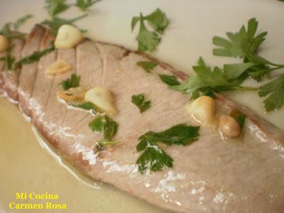 VENTRESCA DE ATUN ROJO A LA PLANCHA CON AJOS, LIMON Y PEREJIL
