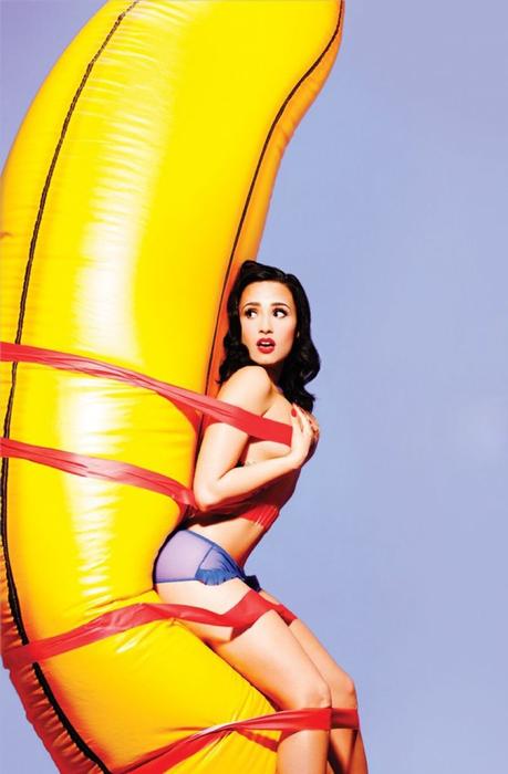 Demi Lovato posa en topless para la portada de COMPLEX Magazine