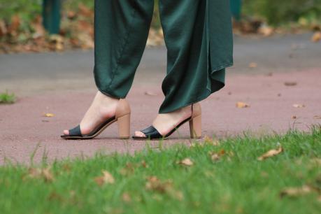 Con pantalones fluidos