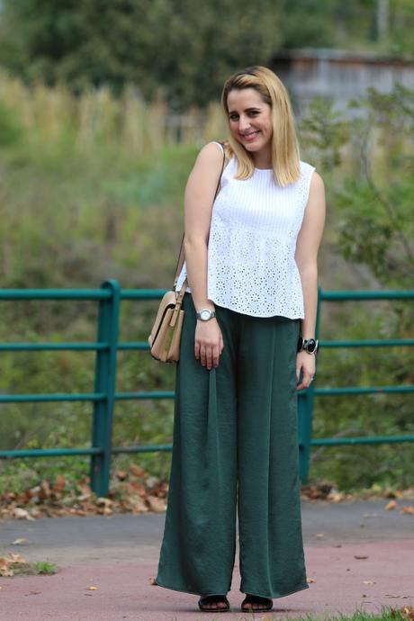 Con pantalones fluidos