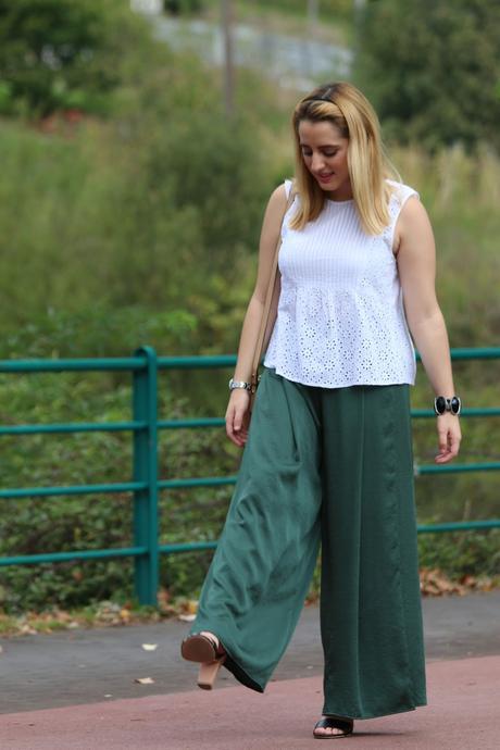 Con pantalones fluidos
