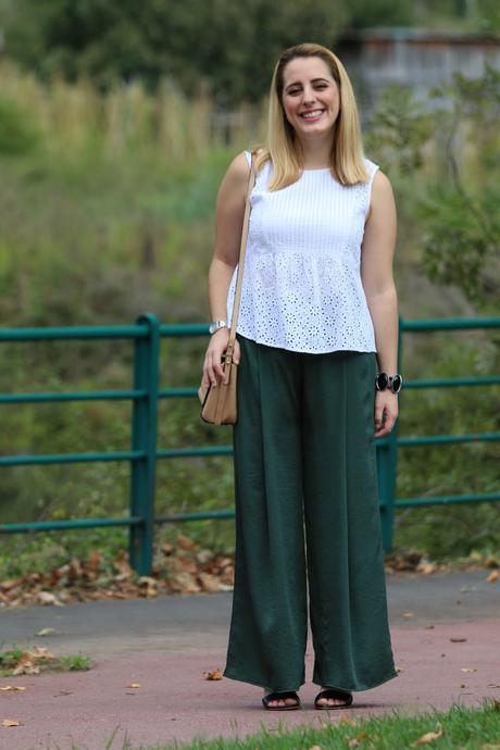 Con pantalones fluidos