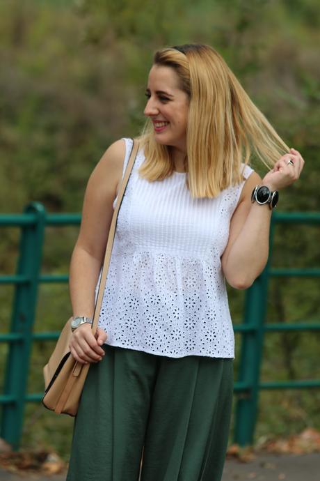 Con pantalones fluidos