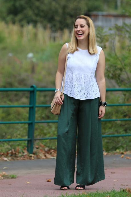 Con pantalones fluidos