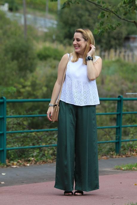 Con pantalones fluidos