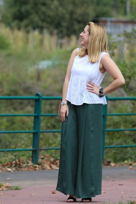 Con pantalones fluidos