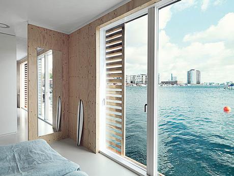 Minimalismo en casa flotante de Copenhague