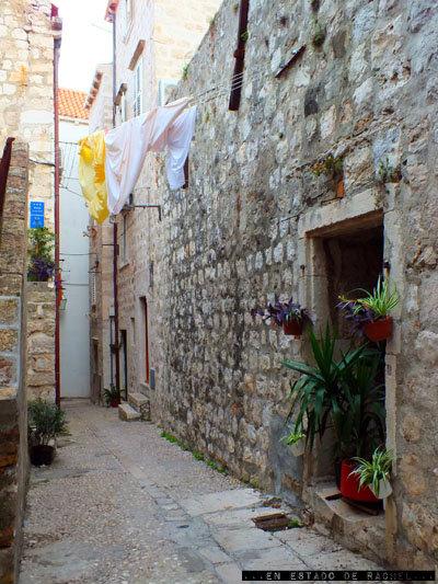 Dubrovnik: gatos, murallas, escaleras y ropa tendida.