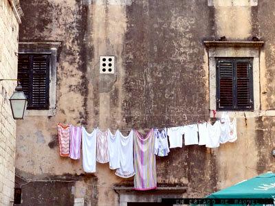 Dubrovnik: gatos, murallas, escaleras y ropa tendida.