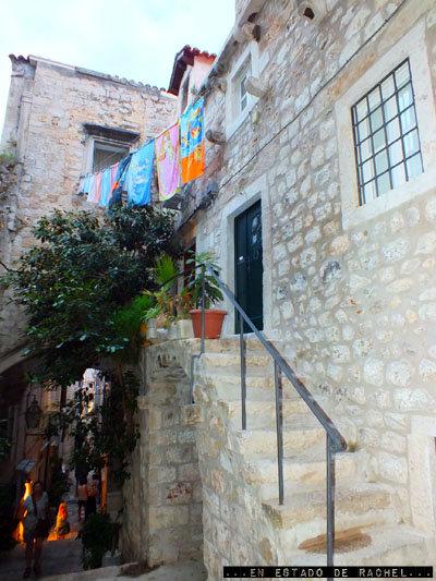 Dubrovnik: gatos, murallas, escaleras y ropa tendida.