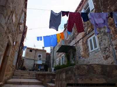Dubrovnik: gatos, murallas, escaleras y ropa tendida.