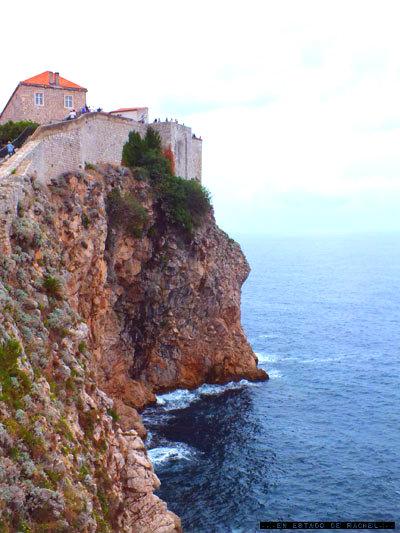 Dubrovnik: gatos, murallas, escaleras y ropa tendida.