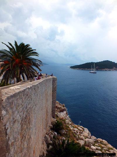 Dubrovnik: gatos, murallas, escaleras y ropa tendida.