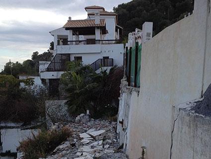 La Junta de Andalucía da la espalda a 400 familias de Cármenes del Mar mientras sus casas de hunden