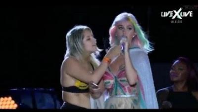 A Katy Perry en Rock in Rio, se le pega una fan borracha