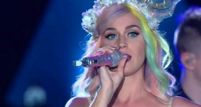A Katy Perry en Rock in Rio, se le pega una fan borracha