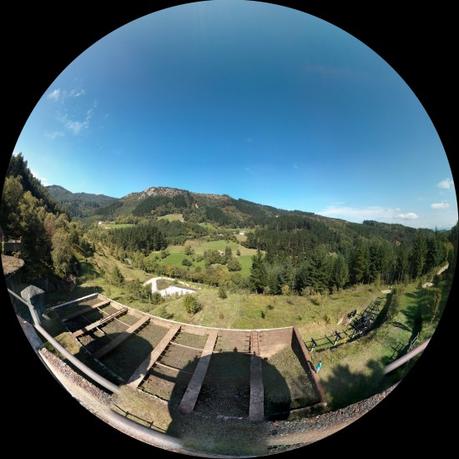 Ojo de pez desde las minas de Zerain. Se aprecia la sobra de los hornos y el teleférico.