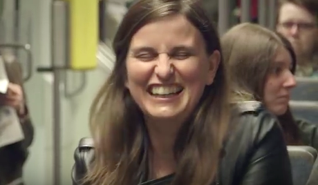 Coca Cola nos dice que la felicidad empieza a carcajadas