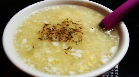 Sopa rápida de huevo y tomillo