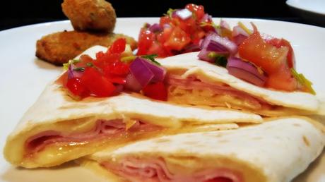 Sincronizada de jamón y queso con salsa de pico de gallo y jalapeños