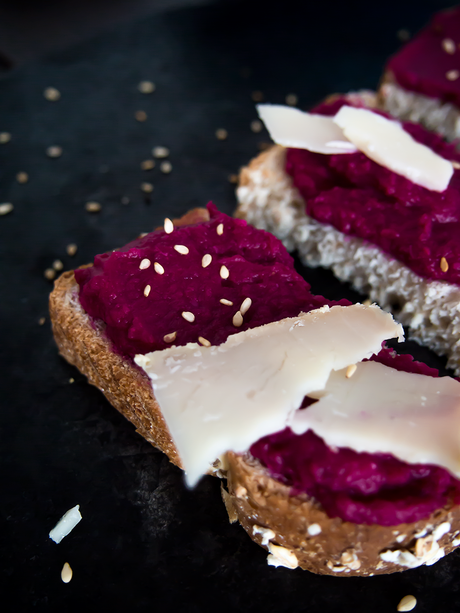 Montaditos de hummus de remolacha y queso