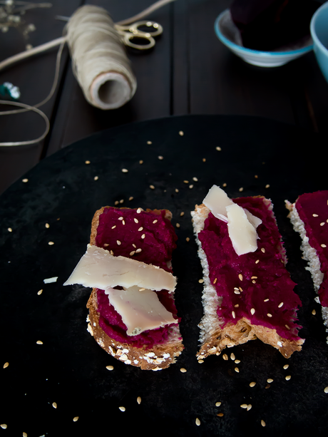 Montaditos de hummus de remolacha y queso