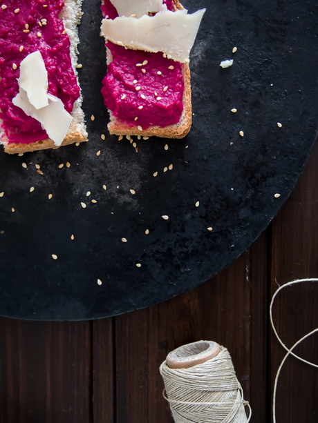 Montaditos de hummus de remolacha y queso