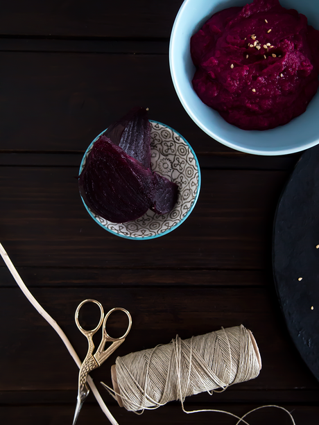 Montaditos de hummus de remolacha y queso