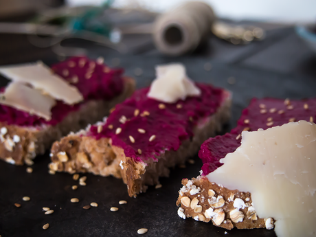 Montaditos de hummus de remolacha y queso