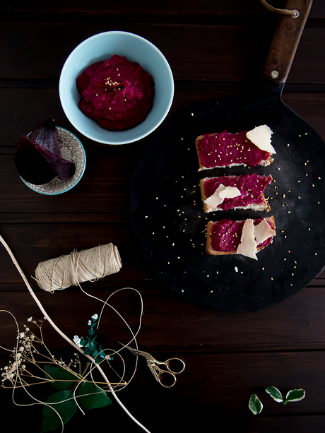 Montaditos de hummus de remolacha y queso