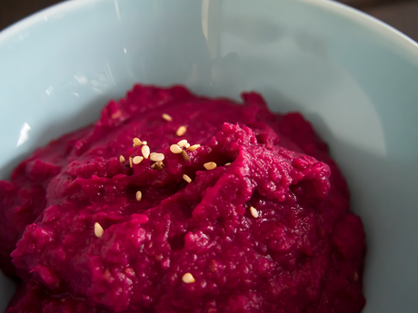 Montaditos de hummus de remolacha y queso