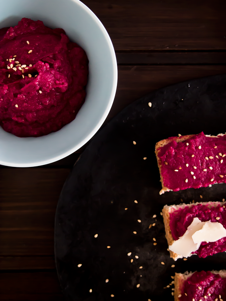 Montaditos de hummus de remolacha y queso