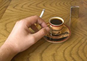 CAFÉ Y CIGARRILLOS PARA UN FUNERAL