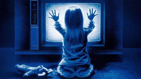 POLTERGEIST: Velada crítica a la tecnología con un secuestrador de niños con forma de televisión.