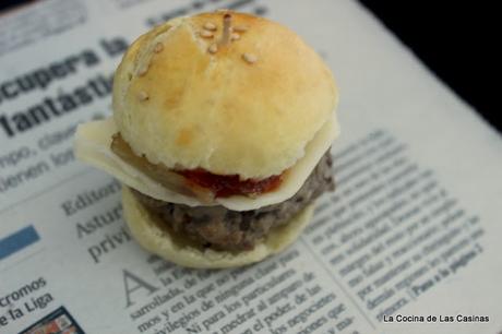Hamburguesa con Cebolla Caramelizada y Mermelada de Tomate