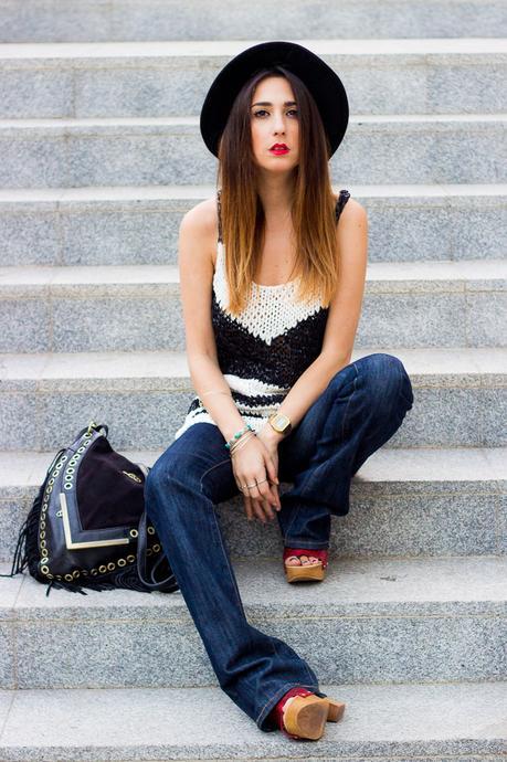 pantalones de campana, zuecos, flecos