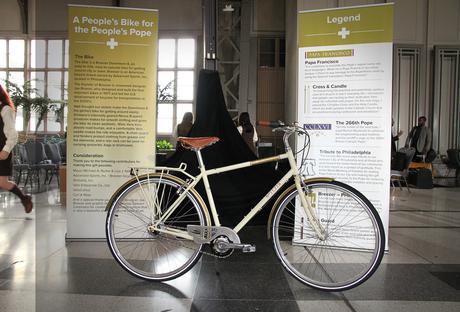 Con motivo de la visita del Papa Francisco a USA, Breezer regala una bicicleta personalizada (también para hacer conciencias del medio ambiente y las formas de transportación alternativas)