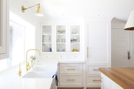 Antes y Después: Una cocina blanca con toques dorados