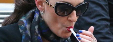 París multa a los fumadores que tiran colillas de cigarrillo en la calle