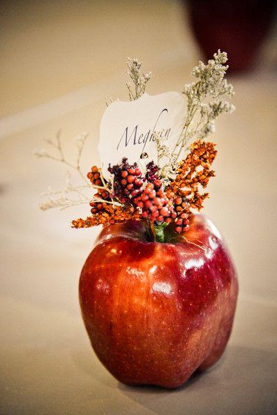 A unique way to let your guests know where they're sitting. #apples #fallweddings: 