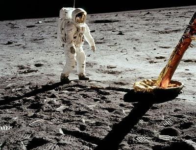 La Luna llena está electrificada por la cola magnética de la Tierra