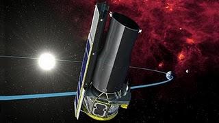 Concepto artístico del paso del telescopio Spitzer a través de la cola de polvo de la Tierra