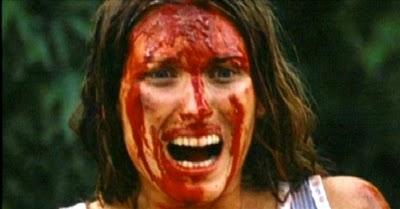 Marilyn Burns, entre la motosierra y la pared.