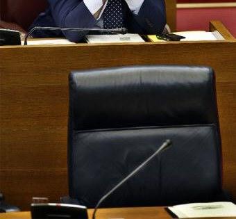 YO VENDO UNOS VOTOS NEGROS, ¿QUIÉN ME LOS QUIERE COMPRAR? (N)