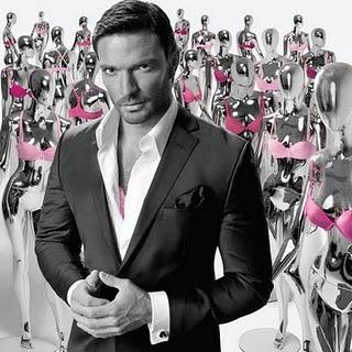 Julian Gil desnuda su alma en su calendario 2011