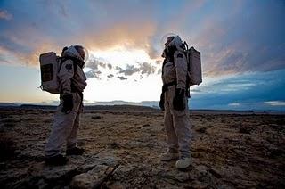 Fotografía de dos científicos en el 'Desierto de Marte' en Hanksville