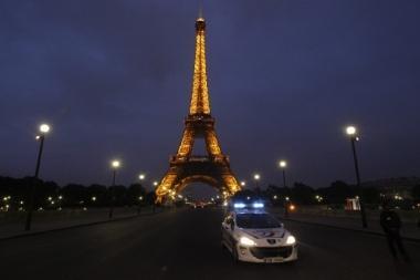 A police car blocks a bridge across from the Eiffel Tower after the French tourism landmark and the surrounding park were evacuated for the second time in two weeks following a bomb alert in Paris September 28, 2010. REUTERS/Benoit Tessier    (FRANCE - Tags: CRIME LAW)